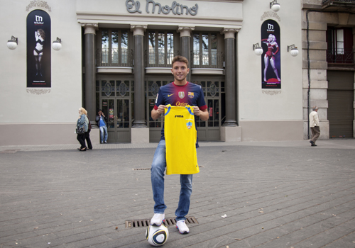 Ilie Sánchez, amb les samarretes dels seus dos equips de l’ànima: el Barça i l’APA-Poble-sec. / Alessia Bombaci