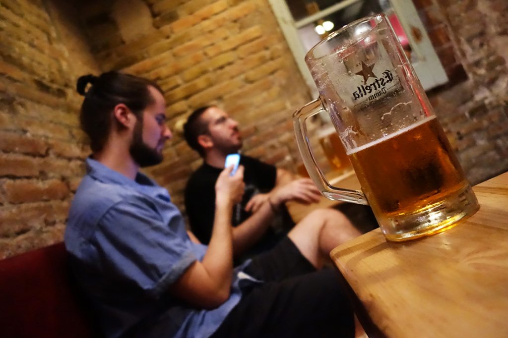 Joves passen la nit en un bar del carrer de Blai / DGM